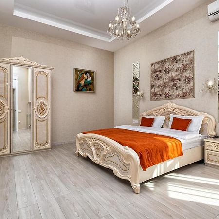 2 Bedroom Apartment Tykha Street City Center With Parking Place Lviv Exterior photo