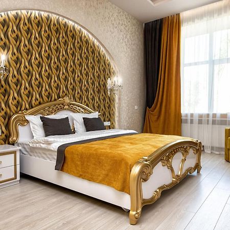 2 Bedroom Apartment Tykha Street City Center With Parking Place Lviv Exterior photo