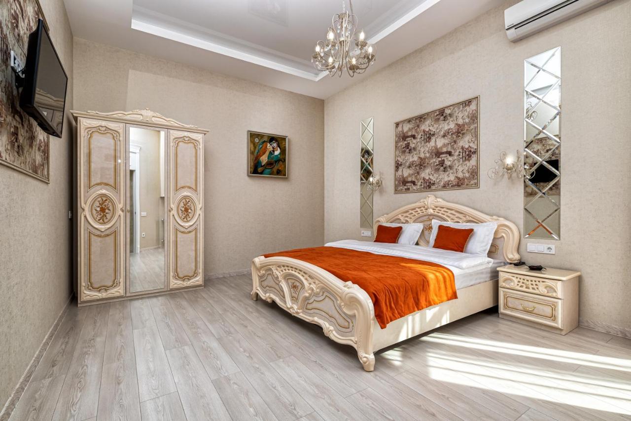 2 Bedroom Apartment Tykha Street City Center With Parking Place Lviv Exterior photo