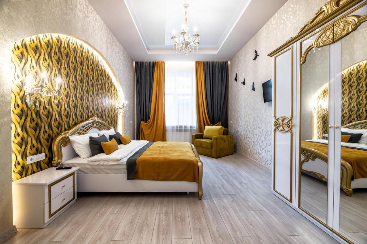 2 Bedroom Apartment Tykha Street City Center With Parking Place Lviv Exterior photo