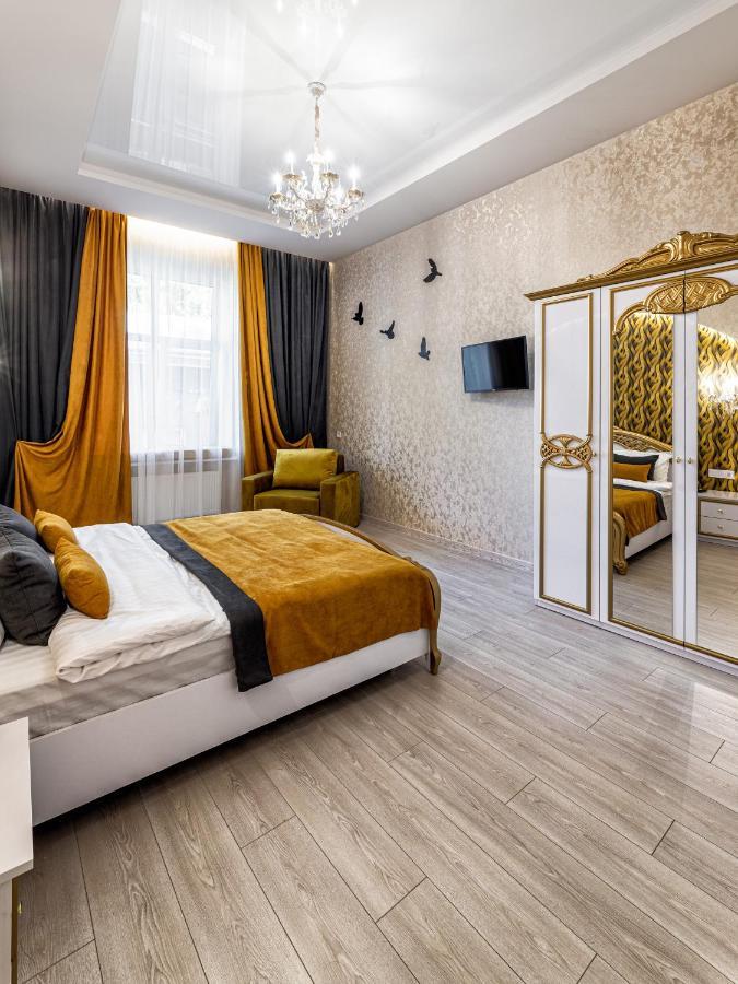 2 Bedroom Apartment Tykha Street City Center With Parking Place Lviv Exterior photo