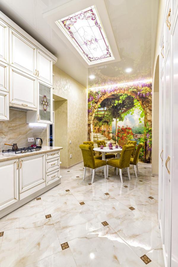 2 Bedroom Apartment Tykha Street City Center With Parking Place Lviv Exterior photo