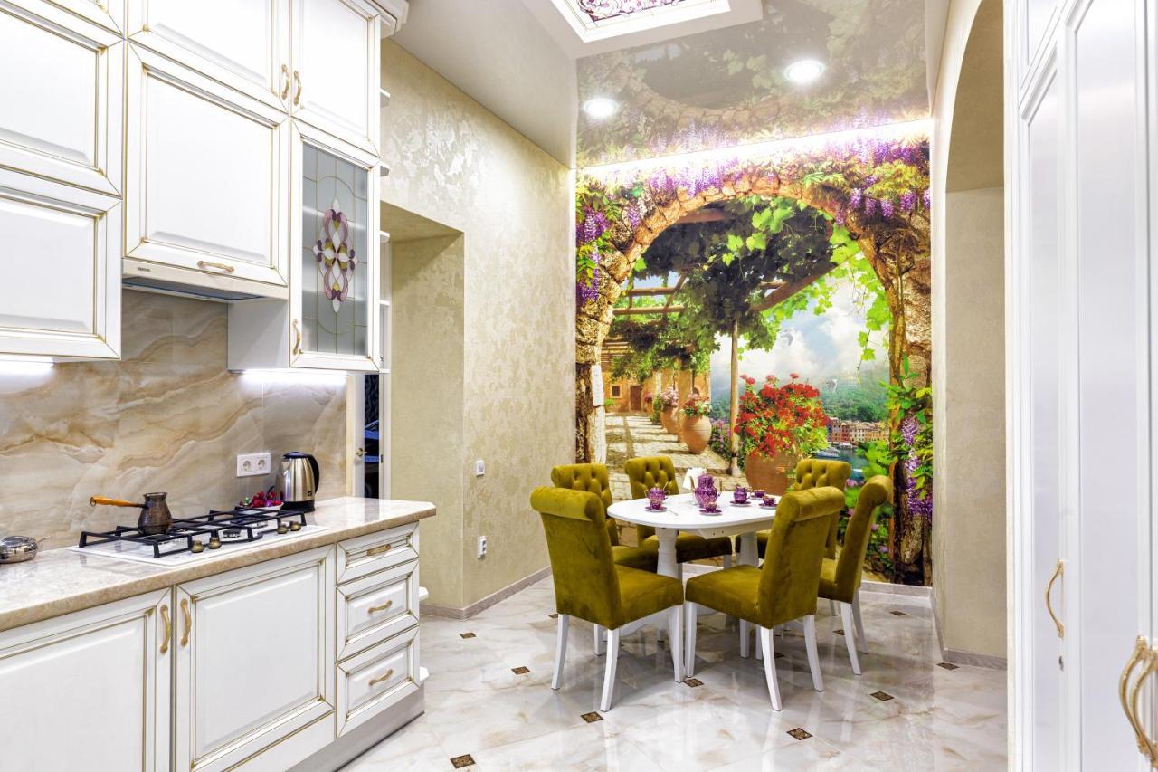 2 Bedroom Apartment Tykha Street City Center With Parking Place Lviv Exterior photo