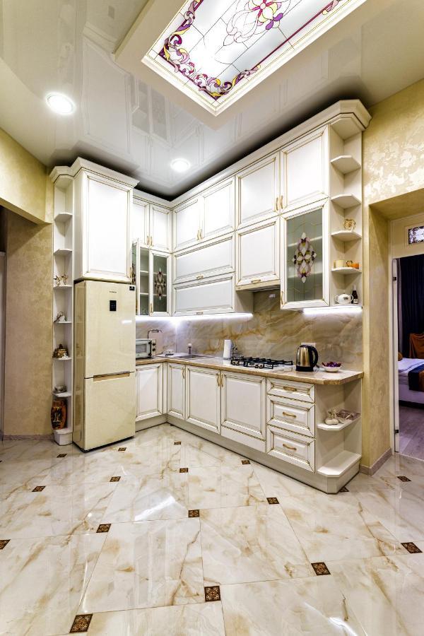 2 Bedroom Apartment Tykha Street City Center With Parking Place Lviv Exterior photo
