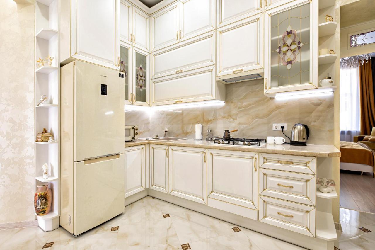 2 Bedroom Apartment Tykha Street City Center With Parking Place Lviv Exterior photo