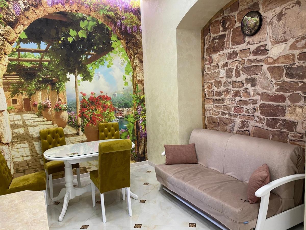 2 Bedroom Apartment Tykha Street City Center With Parking Place Lviv Exterior photo